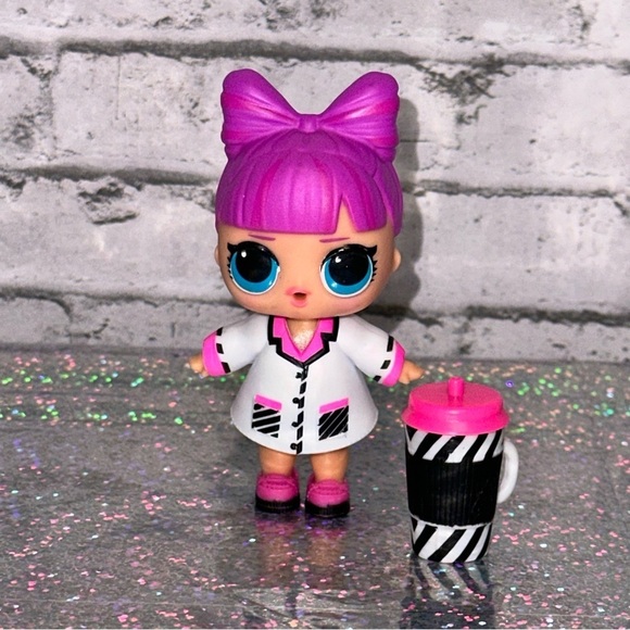 L.O.L. Surprise!  FRONT LINE HERO PHD BB Doll Bottle MGAE Cares Limited Edition - Picture 7 of 9